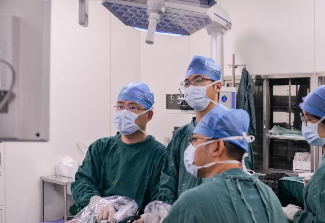 厉害了！我院双科联动行同期腹腔镜手术 一次切了俩大肿瘤
