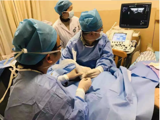打通患者“生命线” ——我院成功完成首例在超声引导下人造血管动静脉内瘘流出道（上臂贵要静脉）闭塞再通术