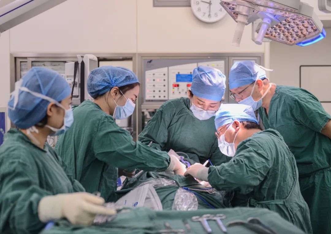 让切口“隐身”，让效果“升级”经腋窝入路免充气全腔镜甲状腺手术 为您守住美丽“天鹅颈”