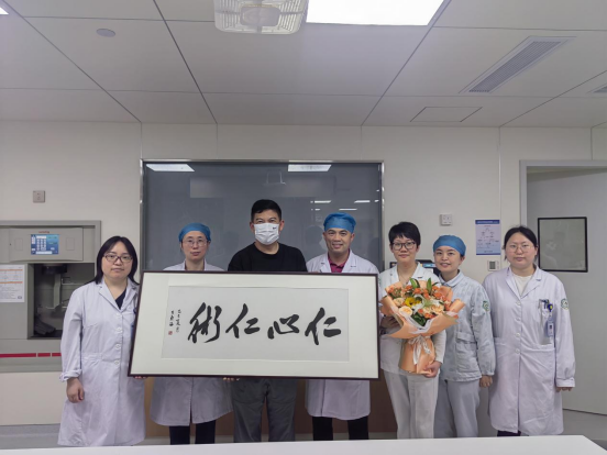 “一线希望，全力以赴！”——我院ICU成功抢救87岁濒危老人，家属赠匾致谢