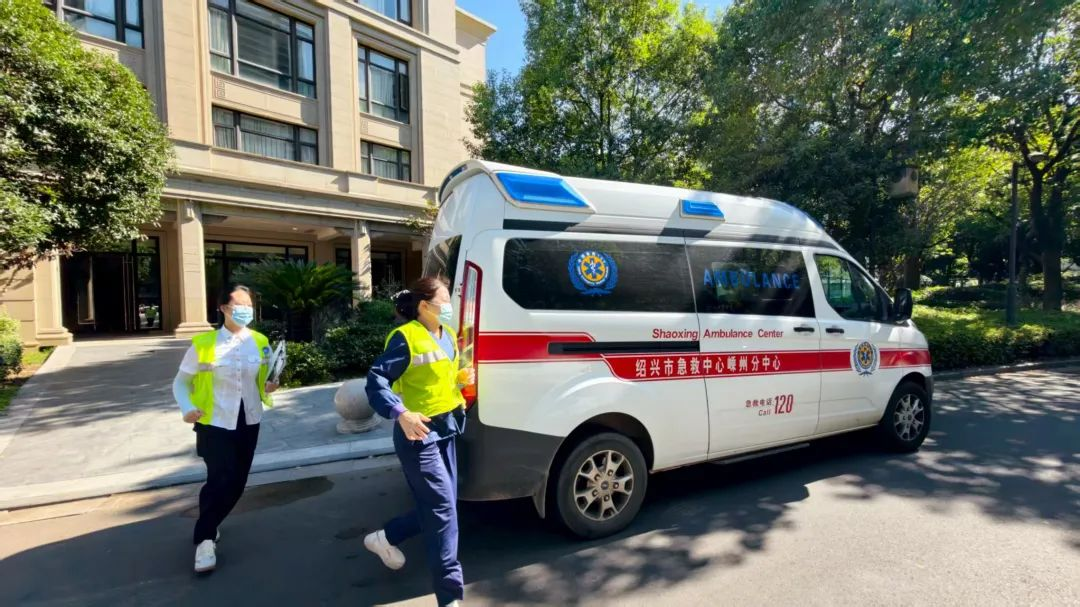 悬崖与城市间的生命接力！高温“烤”验下的生命守护