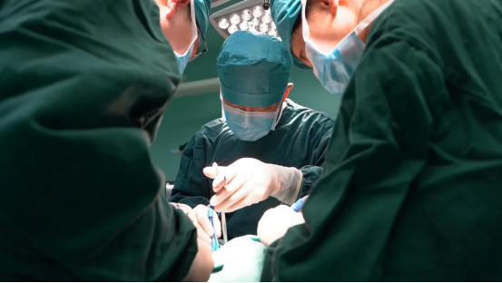 八旬老人腹藏“皮球”大疝气，我院多学科联手“补洞”又“收袋”，老人重展笑颜！