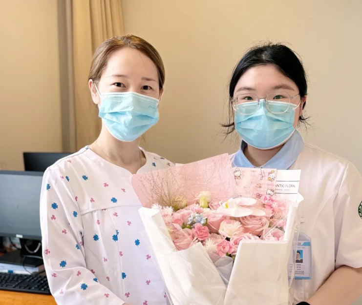 一束芬芳，点亮成长路：护理师生情暖人心