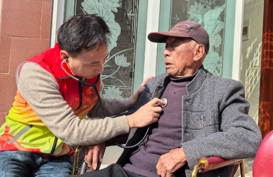 弘扬雷锋精神 慰问抗美援朝老兵