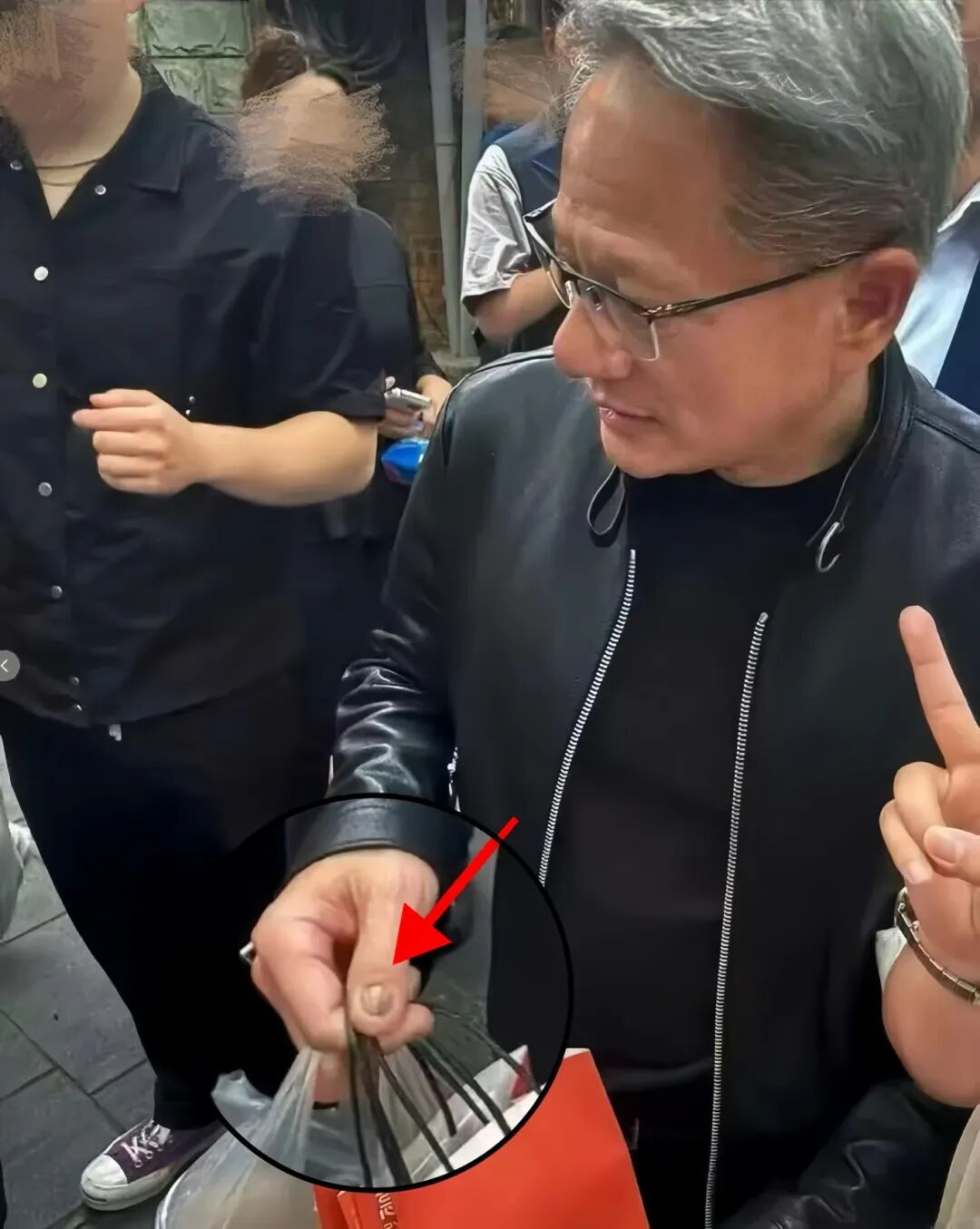 身价万亿也逃不过的指甲问题？黄仁勋高清镜头下的“翻车”，医生解读来了