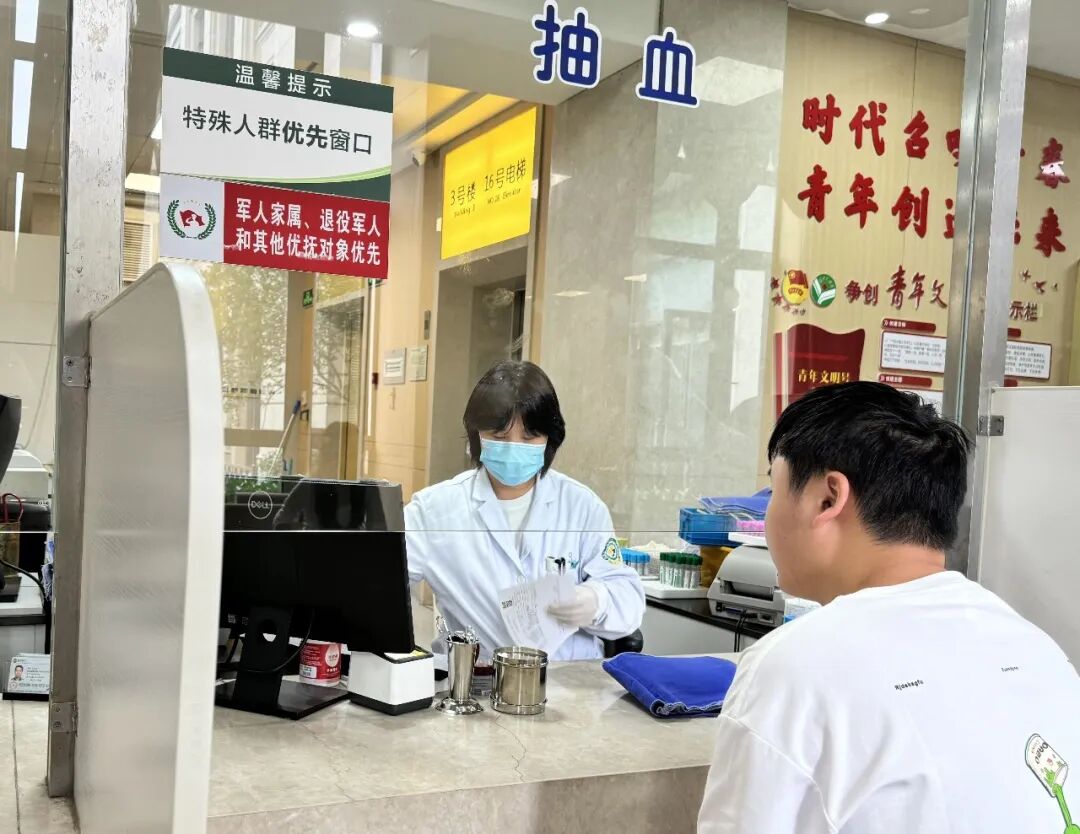 孕妇晕倒在检验科门口，这群医护火速施救！
