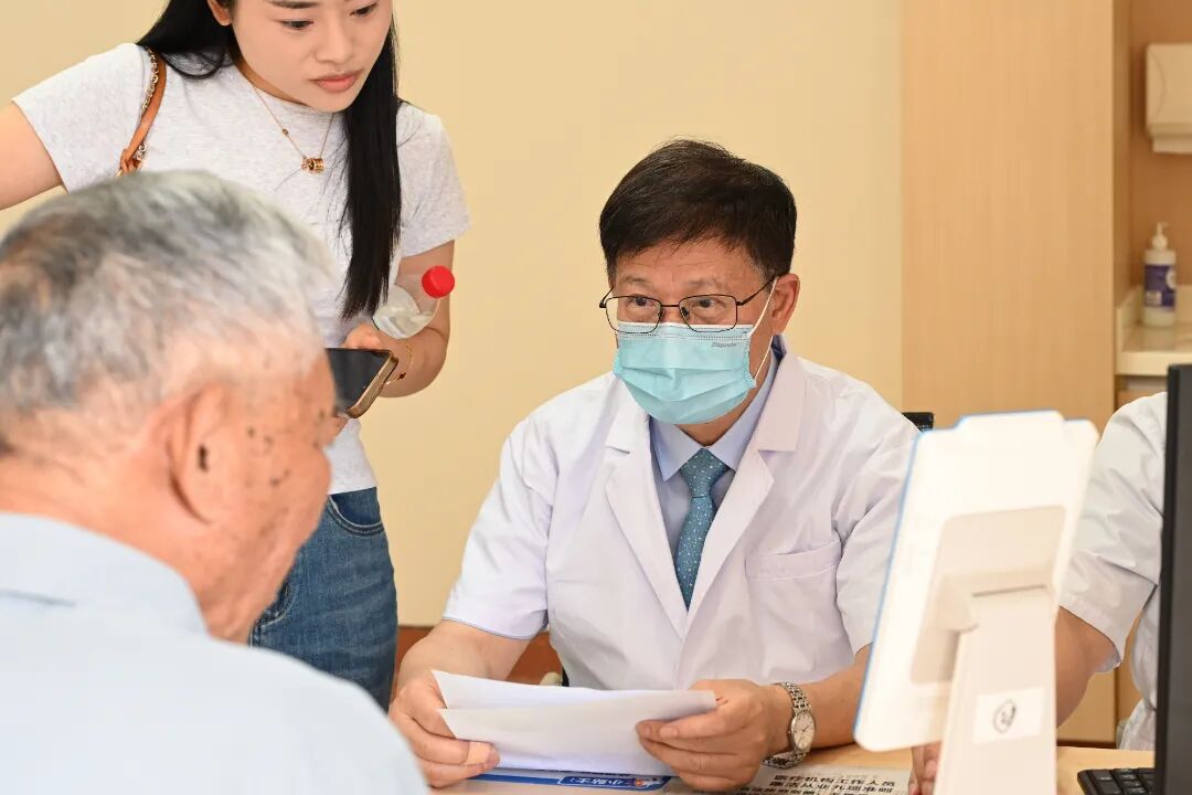 情系桑梓报春晖——第十六届在杭嵊籍名医回乡义诊活动在我院举行
